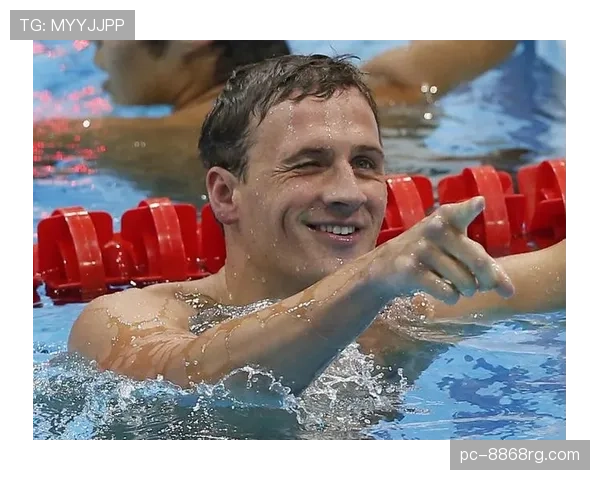 瑞安·洛赫特这生活，看得我直呼这泳池边的奢华也太夸张了吧！