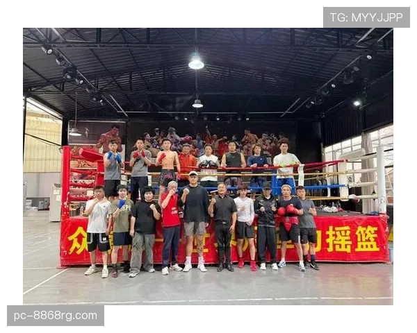 熊朝忠家的米线店开进拳馆那天，他正啃着冷馒头看对手录像