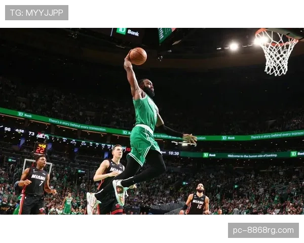 杰伦·布朗无球跑动效率提升，拉开空间改变绿军进攻结构